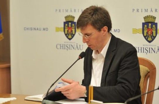 Киртоакэ обвинил судей в принятии незаконных решений, особенно в отношении земельных вопросов. 