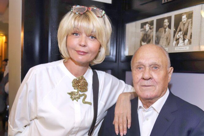 51-летняя актриса и телеведущая тяжело переживает смерть 81-летнего отца. 