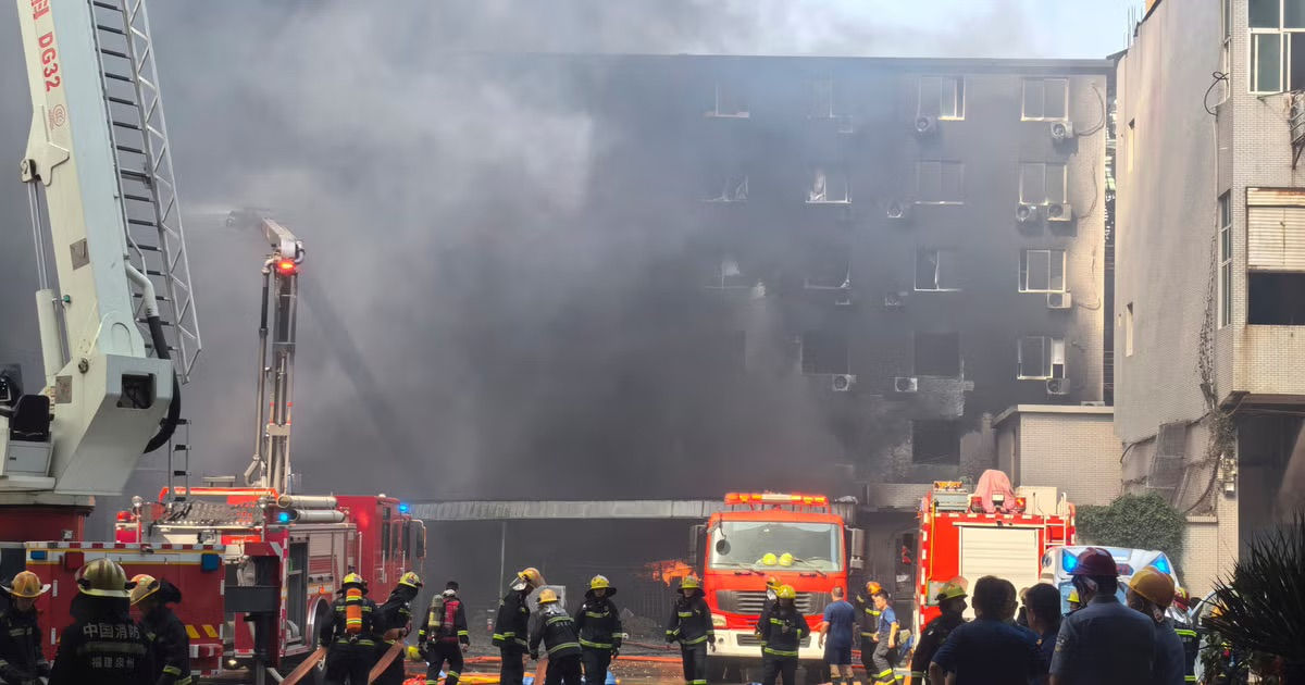 При пожаре на обувной фабрике в Китае погибли 28 человек.