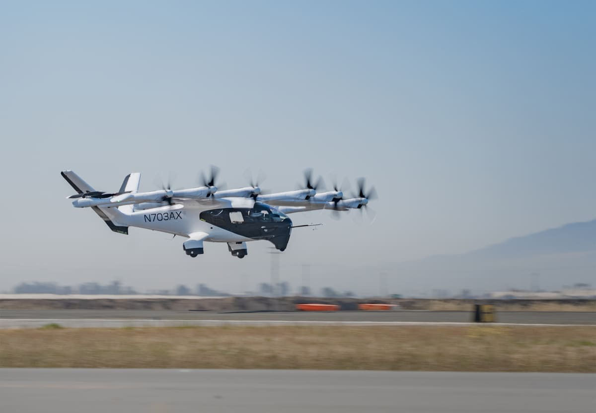 Воздушное такси Archer Aviation выполнило первый пилотируемый полет.