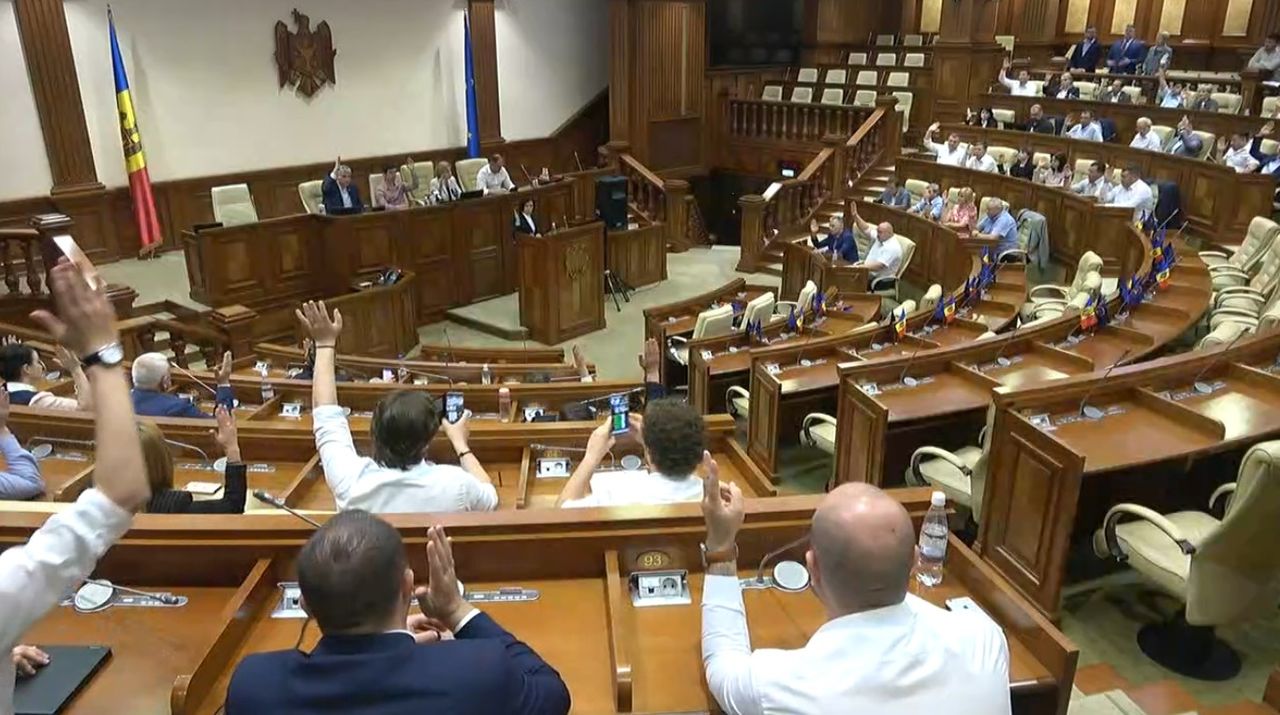 В парламенте создали комиссию по расследованию банковского скандала.