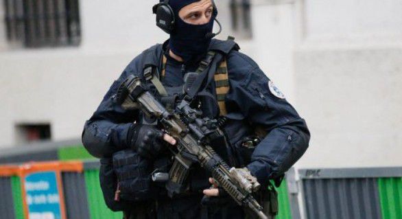 Un suspect de terorism a fost arestat imediat după aterizare. 