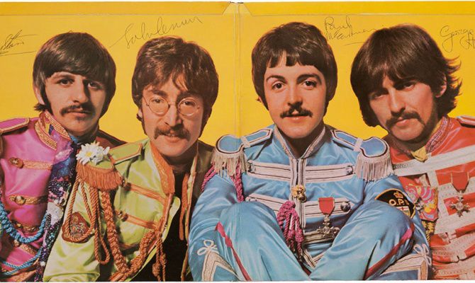 Редкая копия «Белого альбома» британской группы The Beatles, принадлежавшая ранее ее барабанщику Ринго Старру, продана в субботу на торгах за $790 тыс.