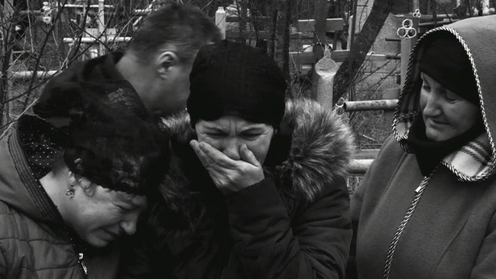 Şi-au îngropat fiica de 14 ani. Părinţii copilei dau vina pe medici