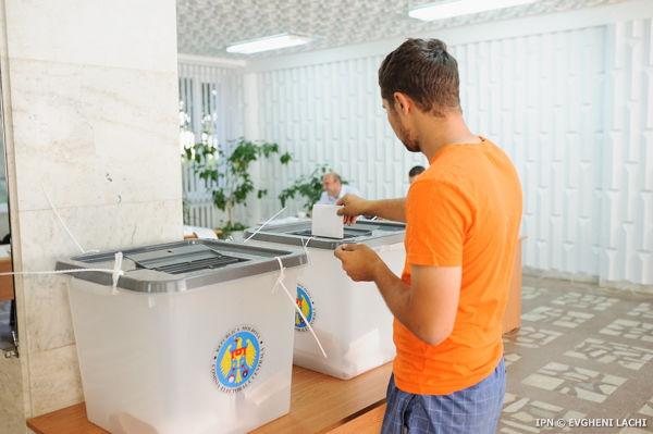 Sondajul Centrului de Cercetare Sociologică din Republica Moldova a fost efectuat în perioada 21 septembrie – 8 octombrie, pe un eşantion de 1500 de persoane. Marja de eroare este de 3%.