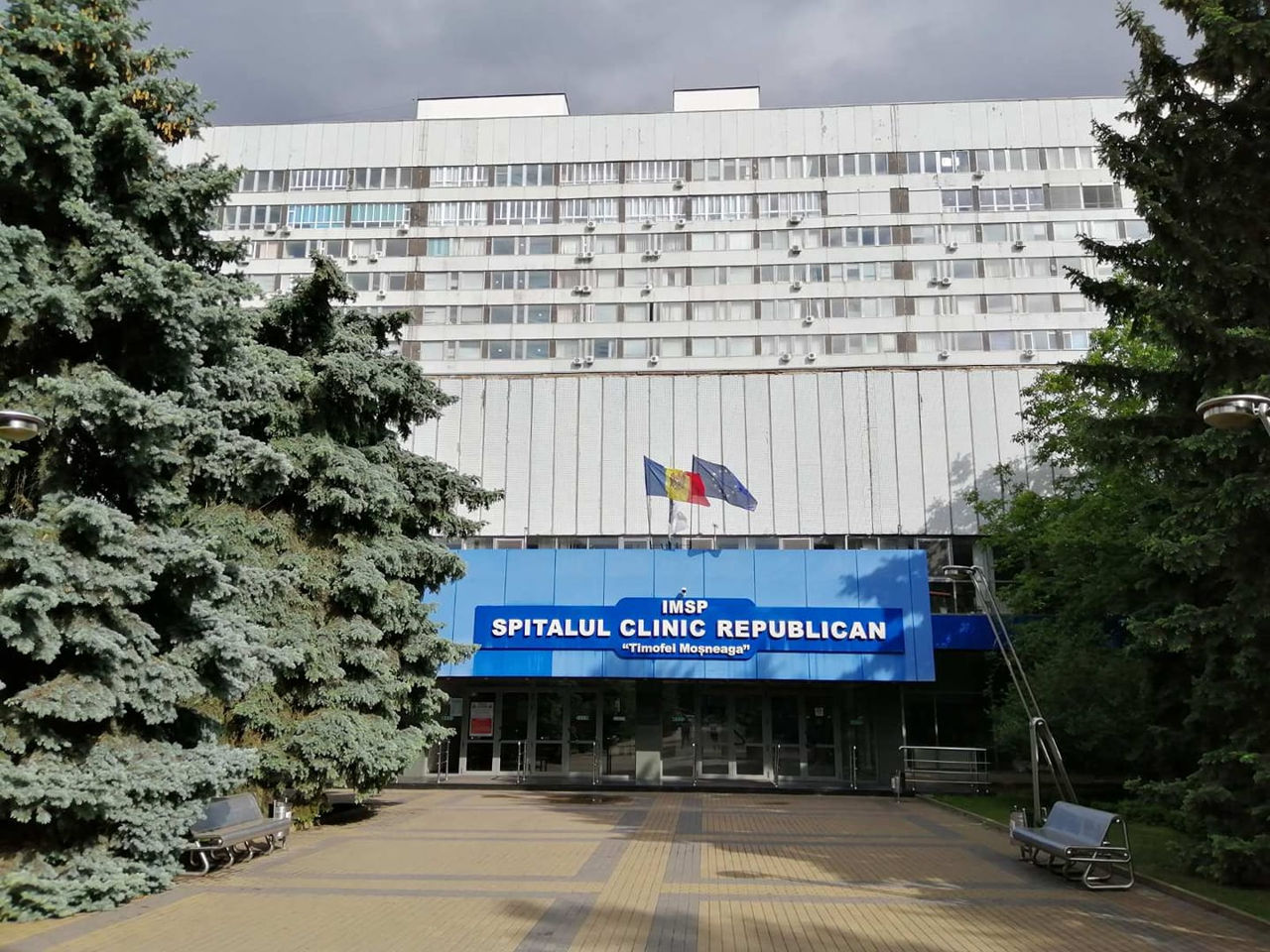 Республиканская клиническая больница сократила надбавки сотрудникам.