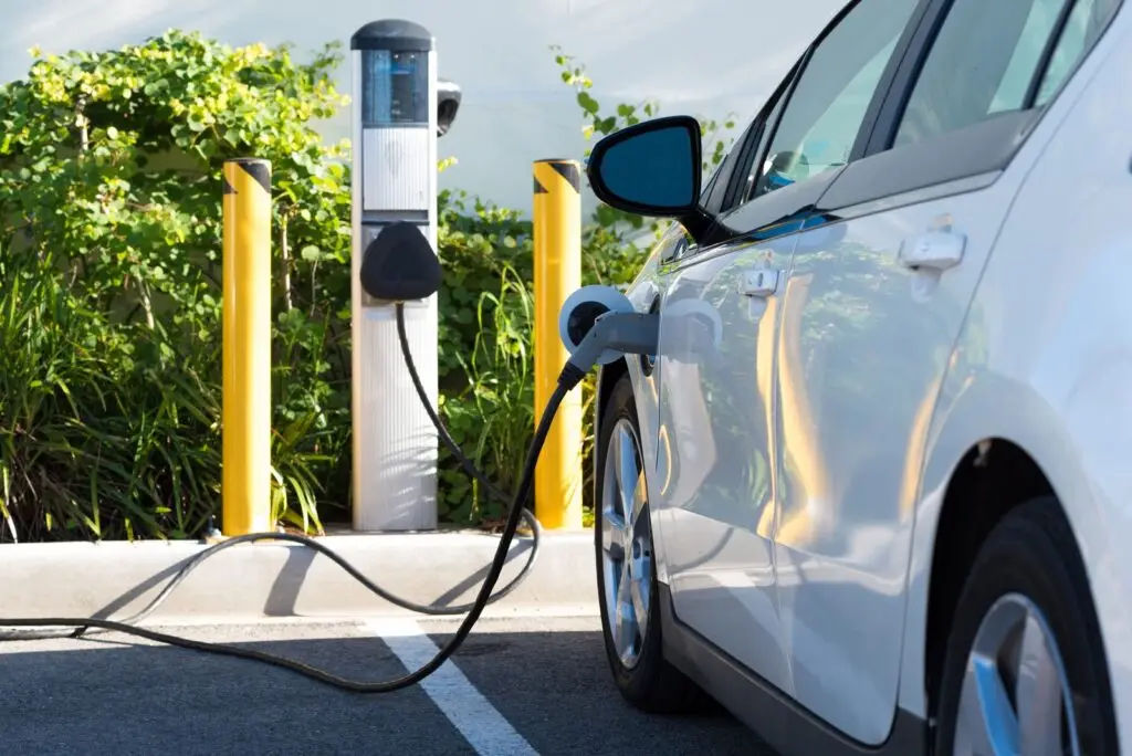 Vânzările de vehicule electrice în UE cresc, în ciuda stagnării pieței auto.