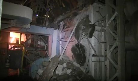 Peste 100 de metri de acoperiş s-au prăbuşit peste mai mulţi muncitori. 