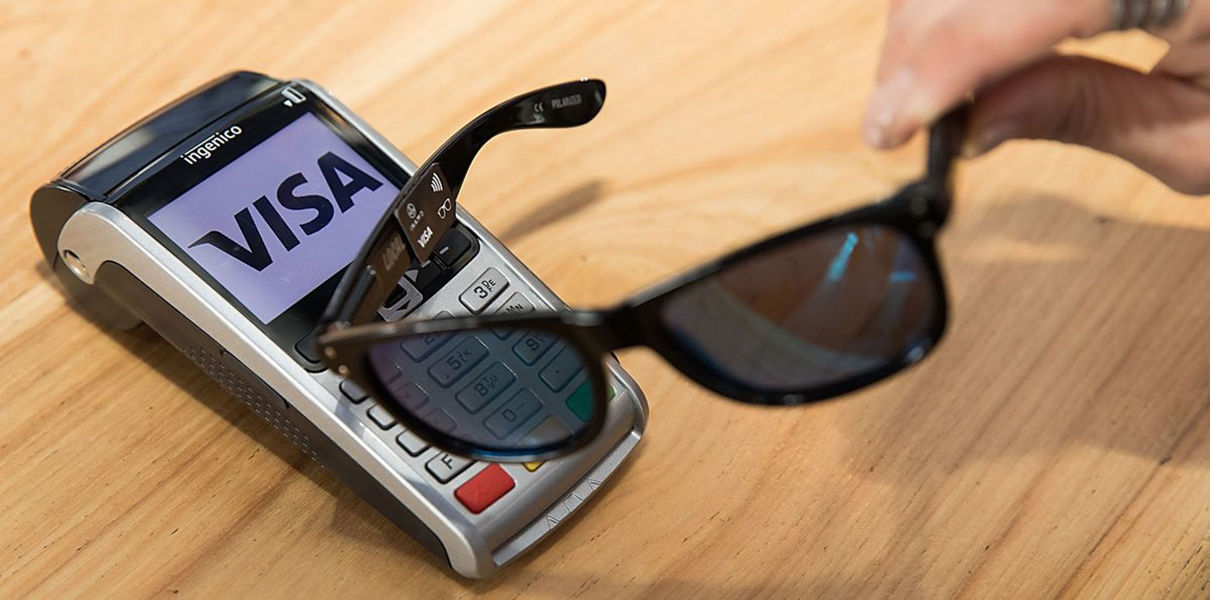 Visa разработала солнечные очки, которыми можно оплачивать покупки.