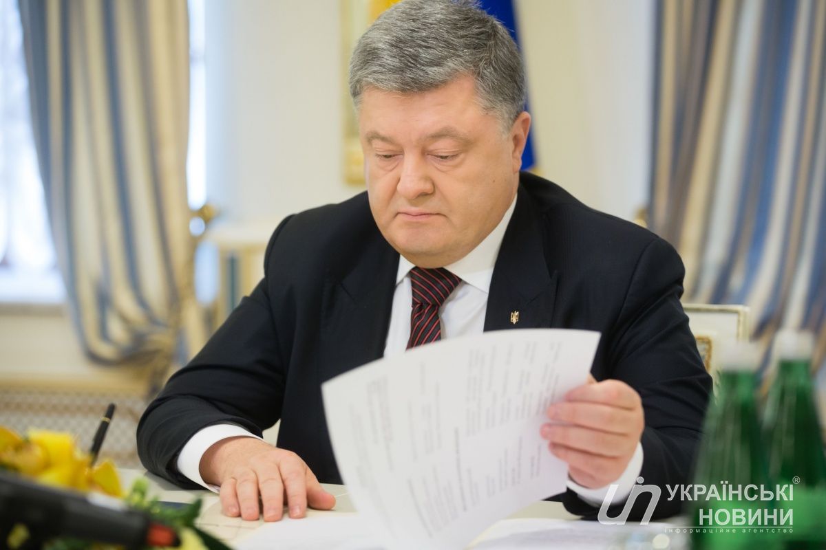 Порошенко запретил ввозить антиукраинские книги из России.
