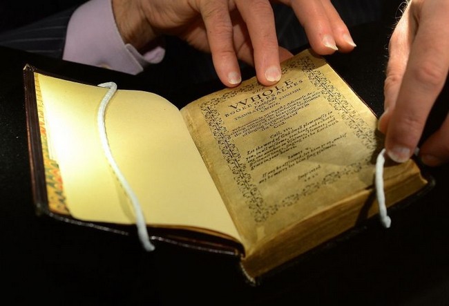 Книга, содержащая перевод библейских псалмов, была напечатана в 1640 году в пуританской общине Кембриджа, штат Массачусетс.  Фото: luxplanet.ua