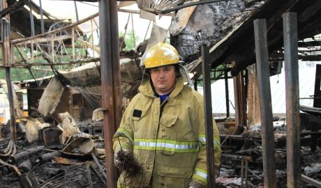 Pagubele proprietarului centrului comercial, distrus noaptea trecută de flăcări, se ridică la peste 500 de mii de lei. 	Foto: jurnal.md