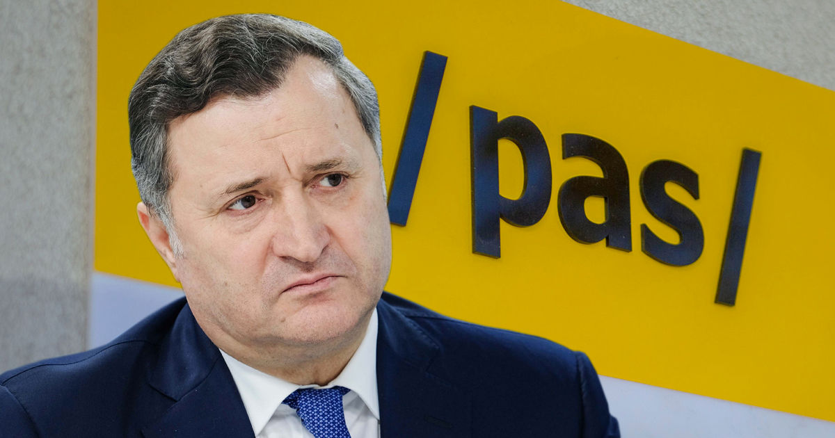По словам Филата, за 2 года правления PAS Молдову покинули около 88 тысяч человек. Коллаж: Point.md.