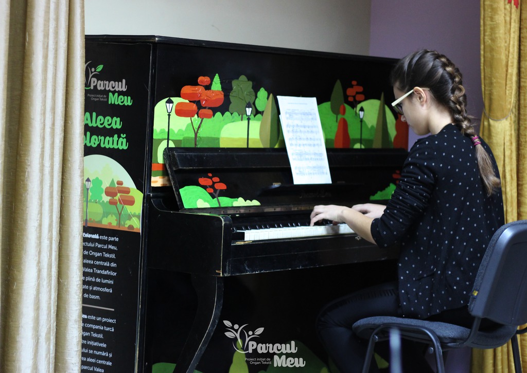 Pianul multicolor, instalat în parcul Valea Trandafirilor: Unde a fost mutat instrumentul