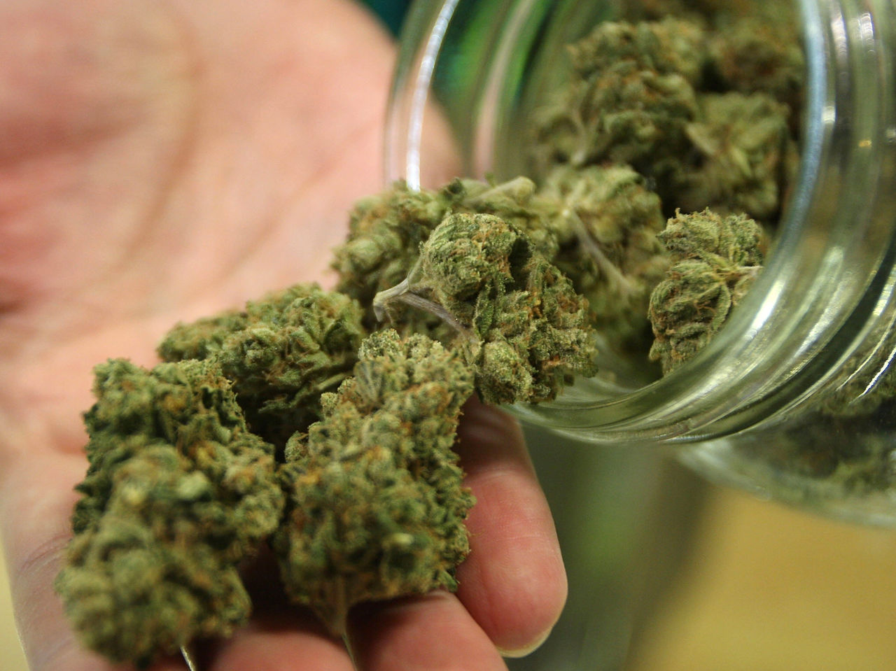 O femeie riscă ani buni de închisoare pentru comercializarea marijuanei. Foto: playbuzz.com