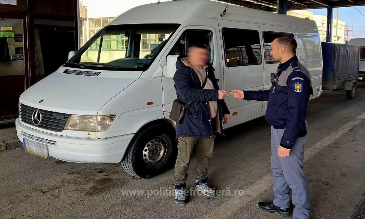 В Румынии на границе у гражданина Молдовы обнаружили купленные за €100 документы.