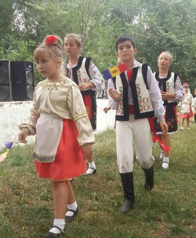 Открыл фестиваль парад костюмов.