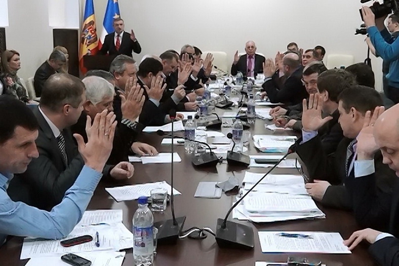 После 10-минутного перерыва законодатели решили внести поправку в собственное постановление и вернули главе исполкома третьего зама.