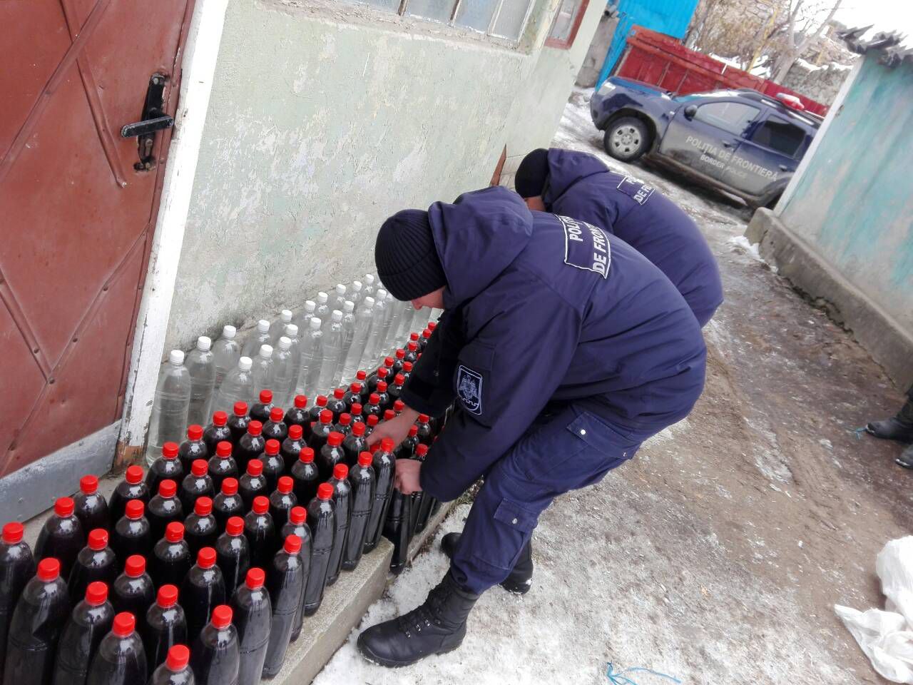 Alcool și prune uscate fără acte, ridicate la frontieră