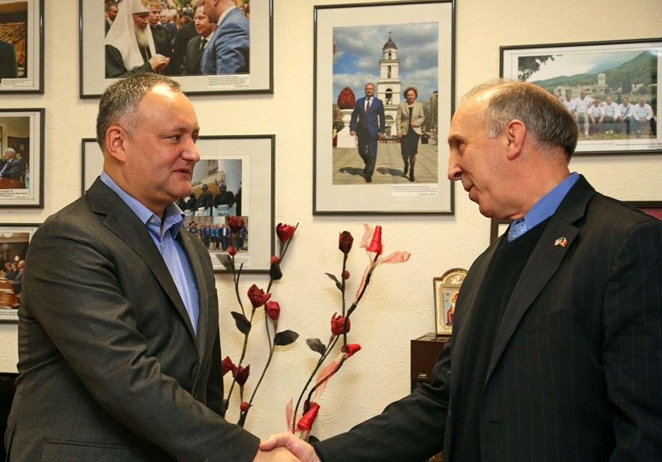 Dodon îi explică lui James Pettit de ce jumătate din moldoveni sunt proruşi. Foto: BreakingNews.md