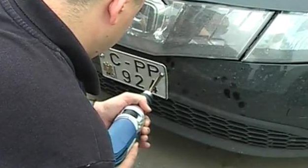 Poliția ar putea să nu mai aibă dreptul de a scoate plăcuțele de înmatriculare
