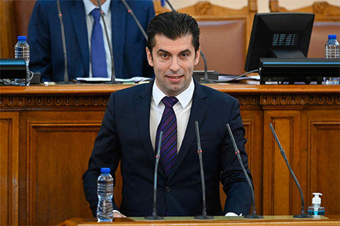 Болгарский парламент утвердил новое правительство во главе с новичком в политике Кириллом Петковым.