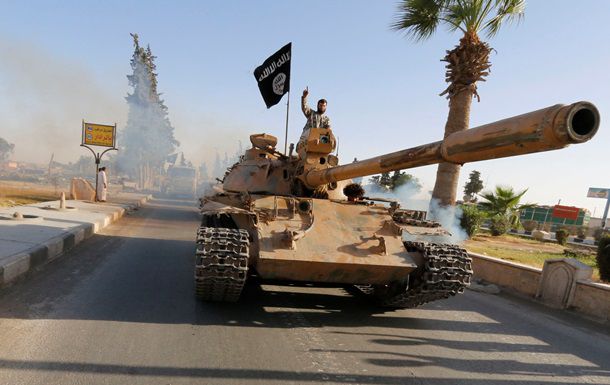Боевики ИГ на танке в окрестностях Ракки. Фото: reuters.com