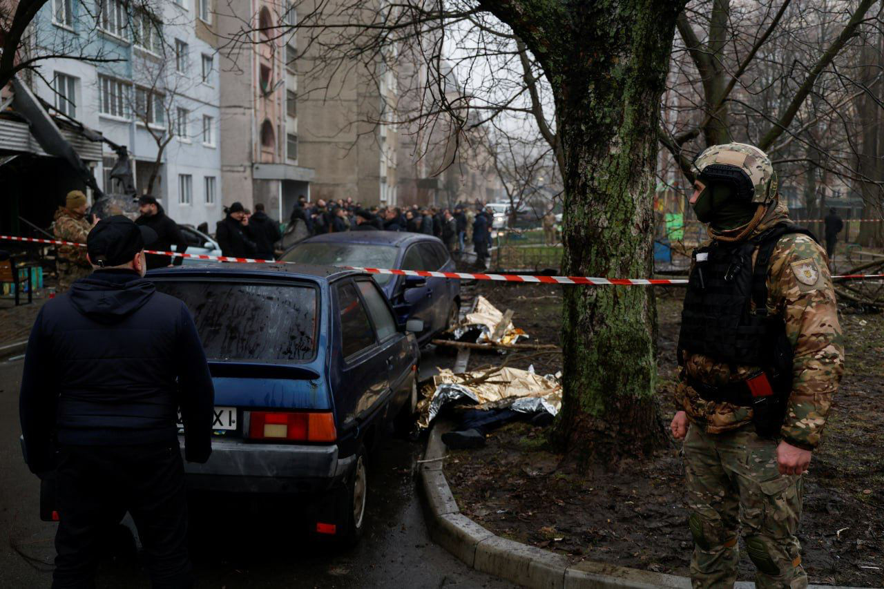 На борту вертолета, упавшего в Броварах под Киевом, находилось девять человек.