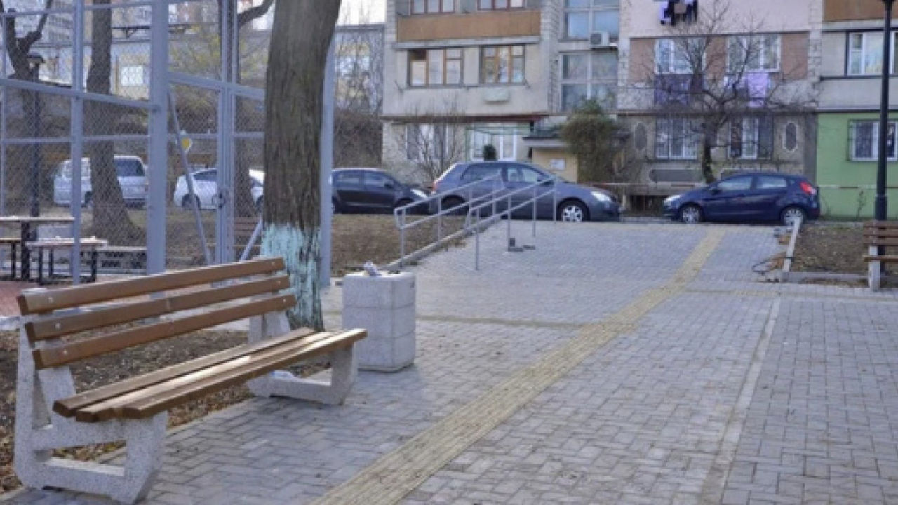 На Телецентре оборудовали парк для незрячих и слабовидящих.