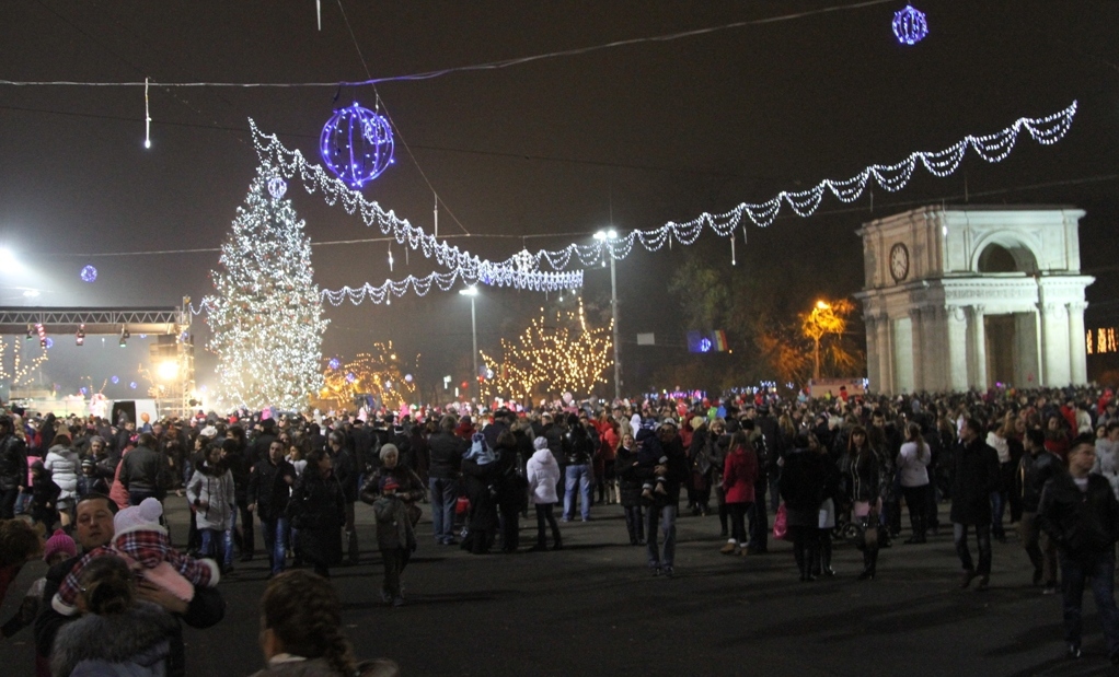 Forfotă mare în Capitală. Oraşul îmbracă haine de sărbătoare, iar muncitorii au început să instaleze beculeţe colorate pe străzile Chişinăului.