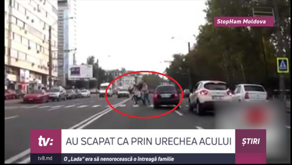 Născuţi în cămaşă! O mașină, la o secundă de a nenoroci o întreagă familie. Foto: Captură video TV8