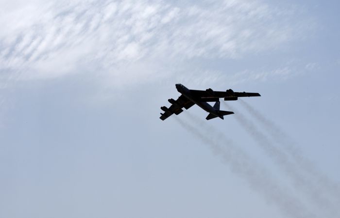 США назвали непрофессиональным перехват своего бомбардировщика.