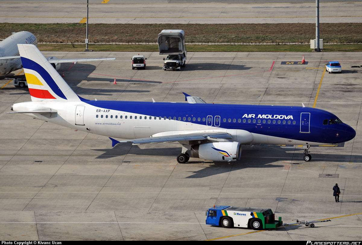 Пассажиры Air Moldova возмутились присутствию постороннего в кабине пилотов.