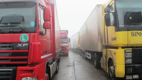 Peste o sută de TIR-uri stau blocate la punctul de frontiera ruso-ucraineană "Troebortnoe-Bacevsk".  Foto: adevarul.ro
