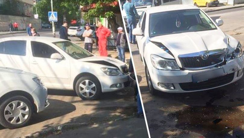 В Кишиневе из-за микроавтобуса повреждены два легковых автомобиля.
