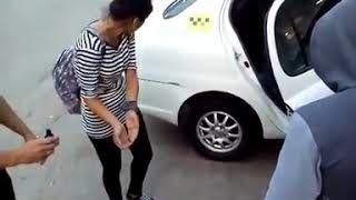 Un taximetrist și-a impus pasagerii să se „spele” pe față cu verde de briliant. Foto: captură video