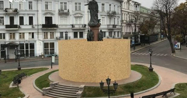 В Одессе памятник Екатерине II закрыли деревянным забором.