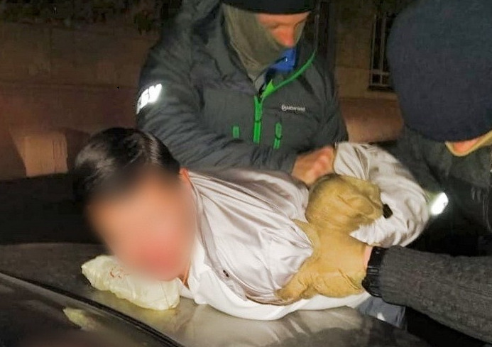 В Киеве СБУ задержала "помощника" Зеленского, торговавшего должностями.
