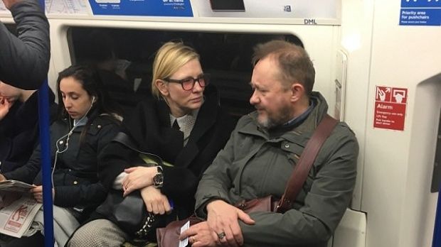 O cunoscută actriță a dat mașina de lux pe transportul public