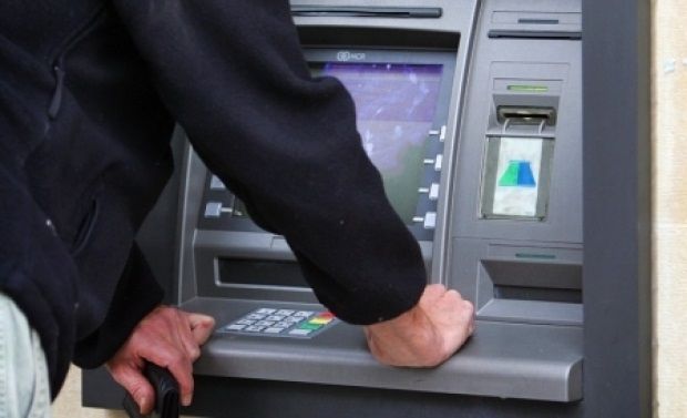 Un bărbat a rămas blocat într-un bancomat. Cum a reușit să iasă