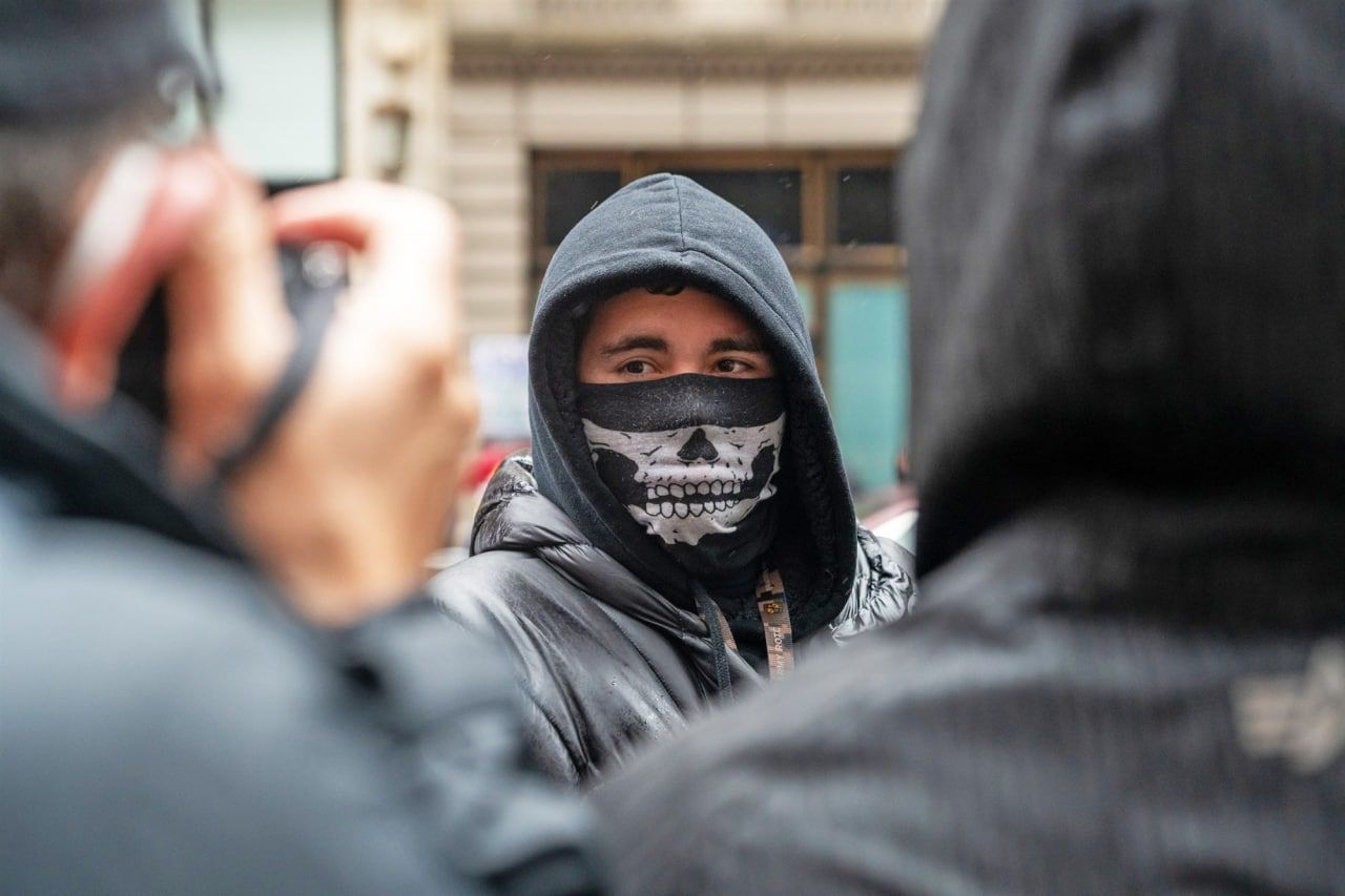 Всего один человек вышел на митинг в поддержку белых в Нью-Йорке.