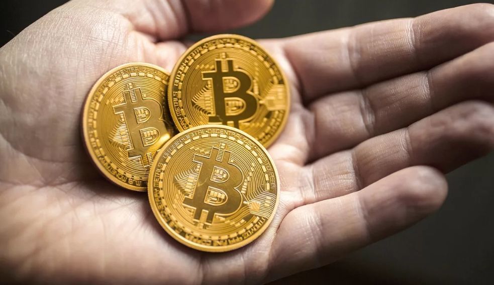 Биткоин подешевел на 12%.