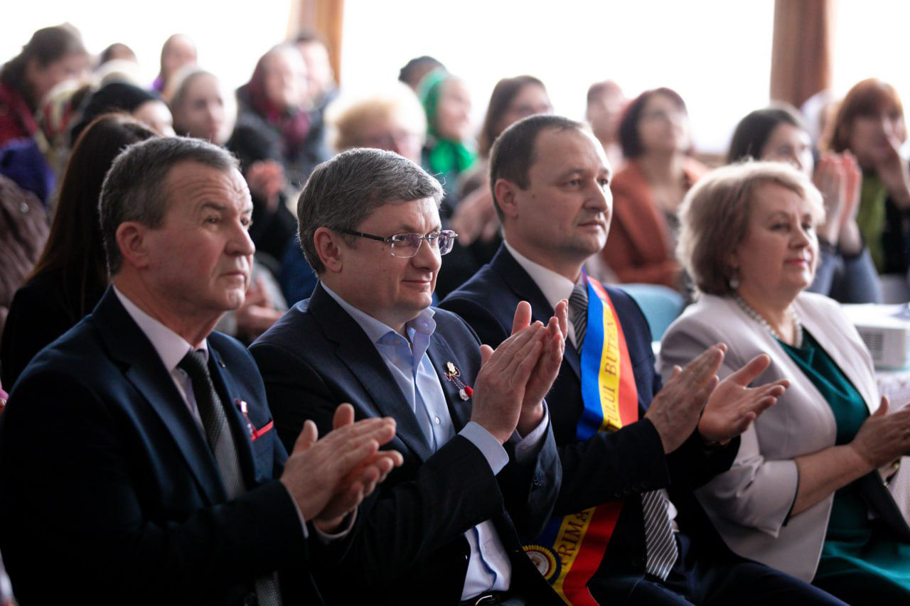 Председатель парламента также пожелал всем женщинам мира.