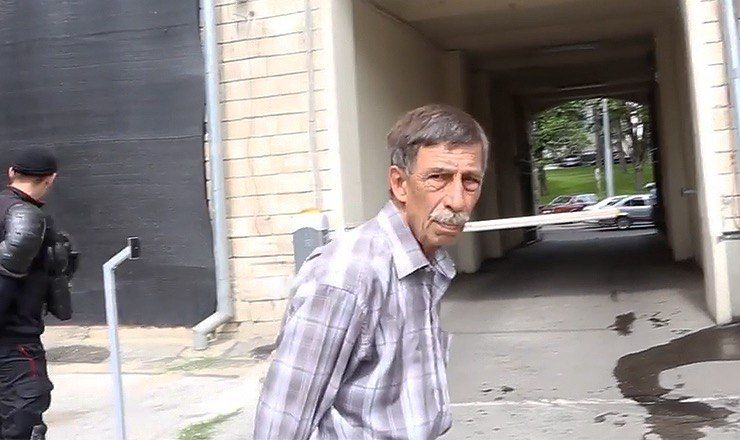 "Не снимай. Слышь, завтра-послезавтра я тебя встречу и перережу тебе горло",- заявил сторож.