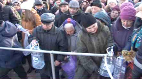 За освящённой водой пришли люди и к Кафедральному собору.
