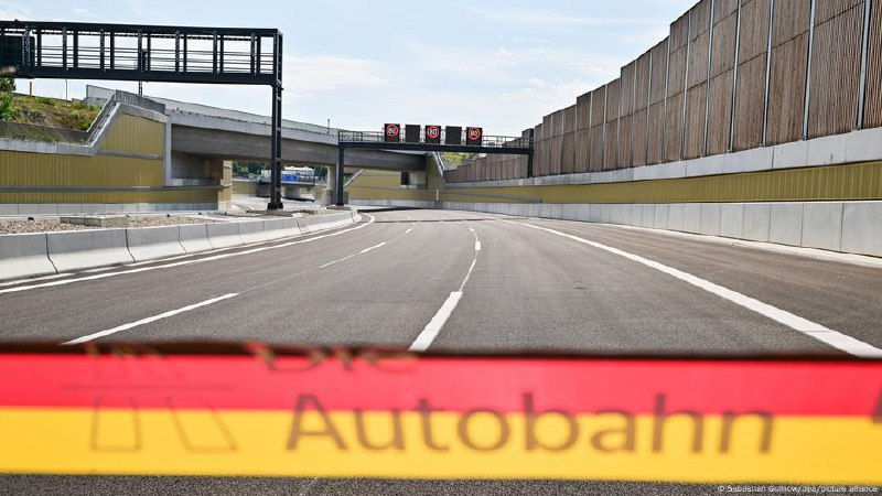 В Берлине открыли участок автобана, один метр которого обошелся бюджету в 225 тысяч евро.