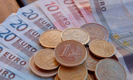 Casele de schimb valutar vand un euro cu pana la 20 de lei si 90 de bani, iar un dolar - cu 18 lei si 30 de bani.
