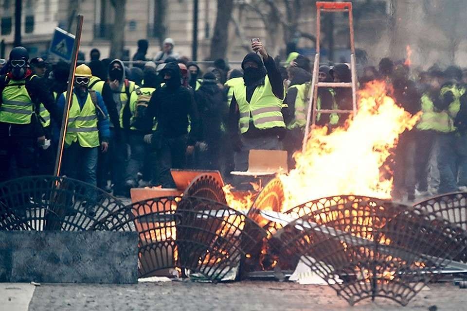 Макрон пригрозил жестким ответом манифестантам, устроившим погромы.