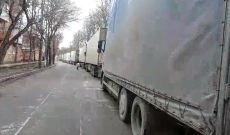 Пункт пропуска Отачь имеет всего три полосы, и лишь одна предназначена для грузового транспорта.
