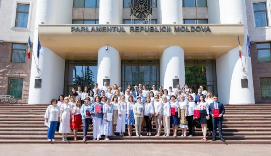 Гросу вручил награды парламентским служащим.